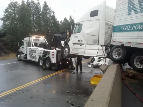 Keith's Towing heavy-duty recovery of a commercial big rig